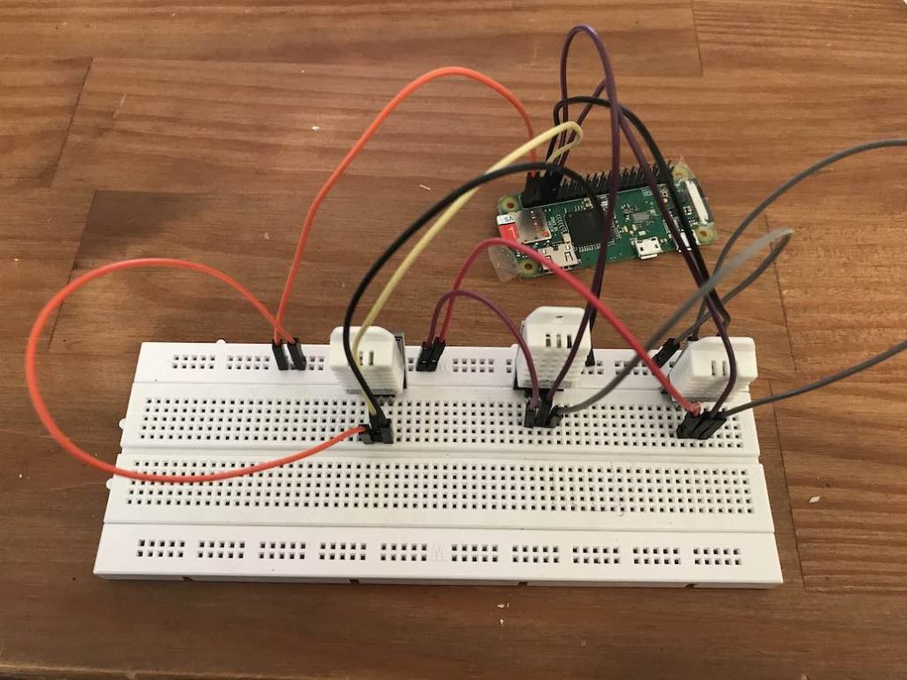 Photograht of prototypical setup of a raspberry with three AM2302 sensors.
